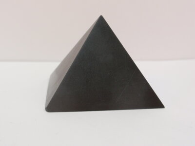 Šungitová pyramída 10 x 10 cm